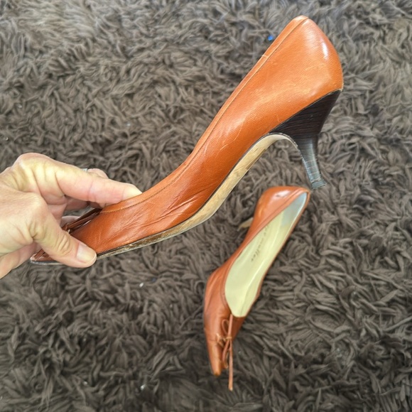 Italian Bettye Muller Women's Tan leather kitten Heels size 38 - Picture 3 of 6